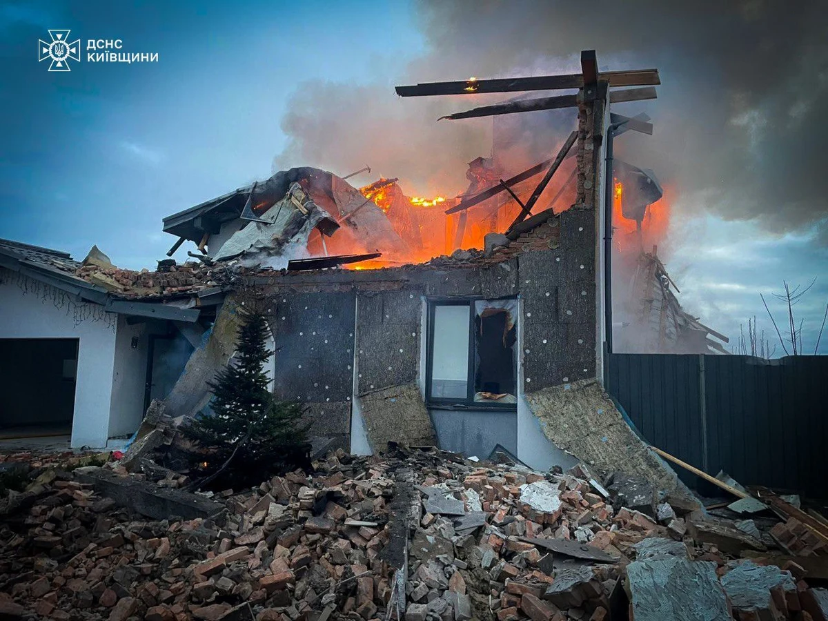 Rosja z dużą siłą uderzyła we wtorek w Ukrainę. Są zabici i ranni. Najbardziej ucierpiały obiekty energetyczne w zachodnich regionach kraju - powiadomiła premier Julia Swyrydenko. Rosjanie wykorzystali ponad 650 dronów, w większości typu Shahed, i 30 rakiet - przekazał prezydent Wołodymyr Zełenski. 