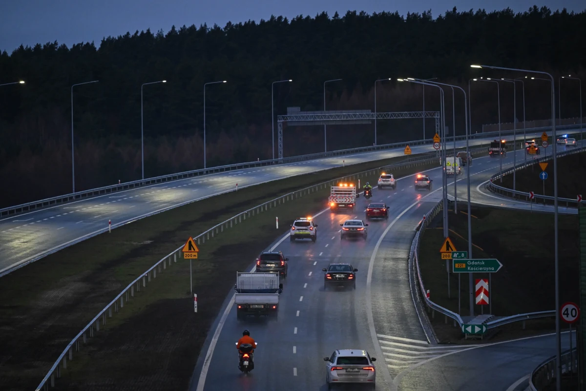Dobra wiadomość dla wszystkich kierowców podróżujących przez Pomorze. Na dzień przed Wigilią Generalna Dyrekcja Dróg Krajowych i Autostrad udostępniła do ruchu blisko 16-kilometrowy fragment drogi ekspresowej S7 – odcinek Obwodnicy Metropolii Trójmiejskiej (OMT) między Żukowem a węzłem Gdańsk Południe. Oznacza to, że cała, licząca 32 kilometry OMT, jest już w pełni przejezdna aż do węzła Chwaszczyno i połączenia z trasą kaszubską S6.