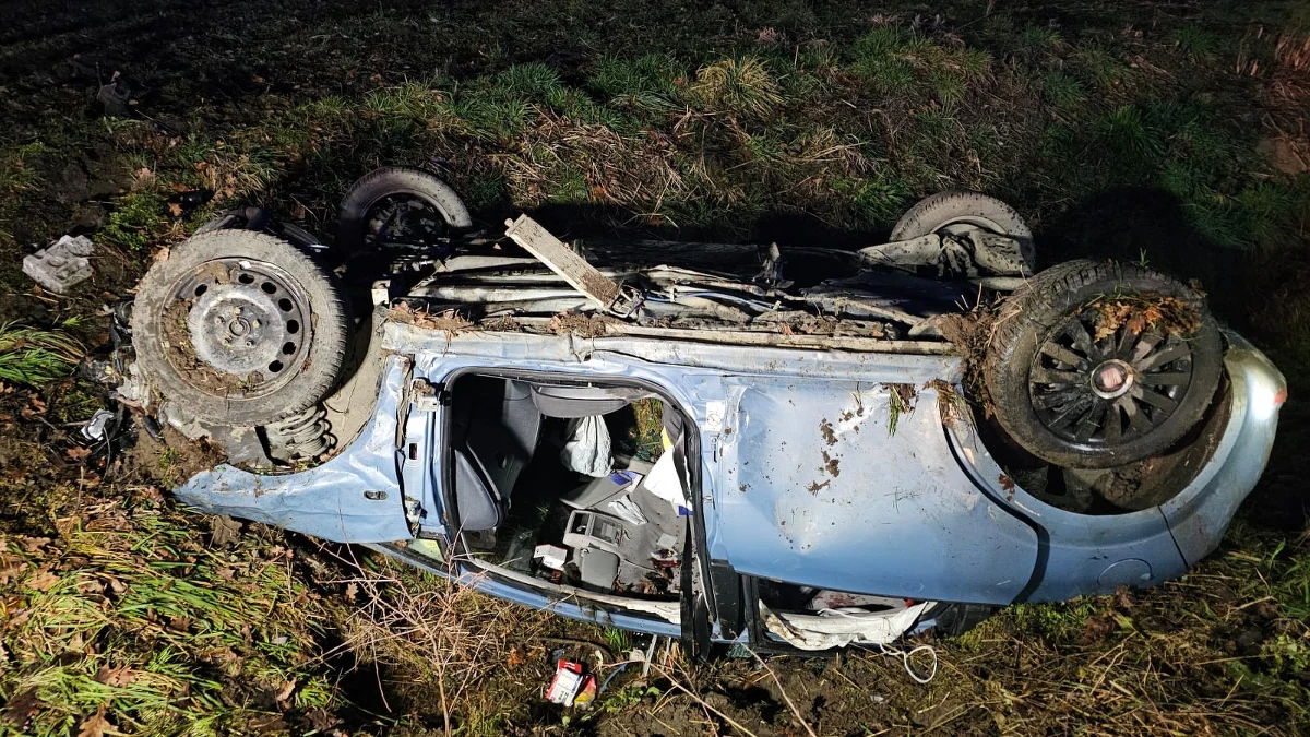 Do poważnego wypadku doszło w nocy w miejscowości Sutków (woj. małopolskie). Auto, którym jechało pięciu młodych mężczyzn, dachowało. Wszyscy trafili do szpitala.