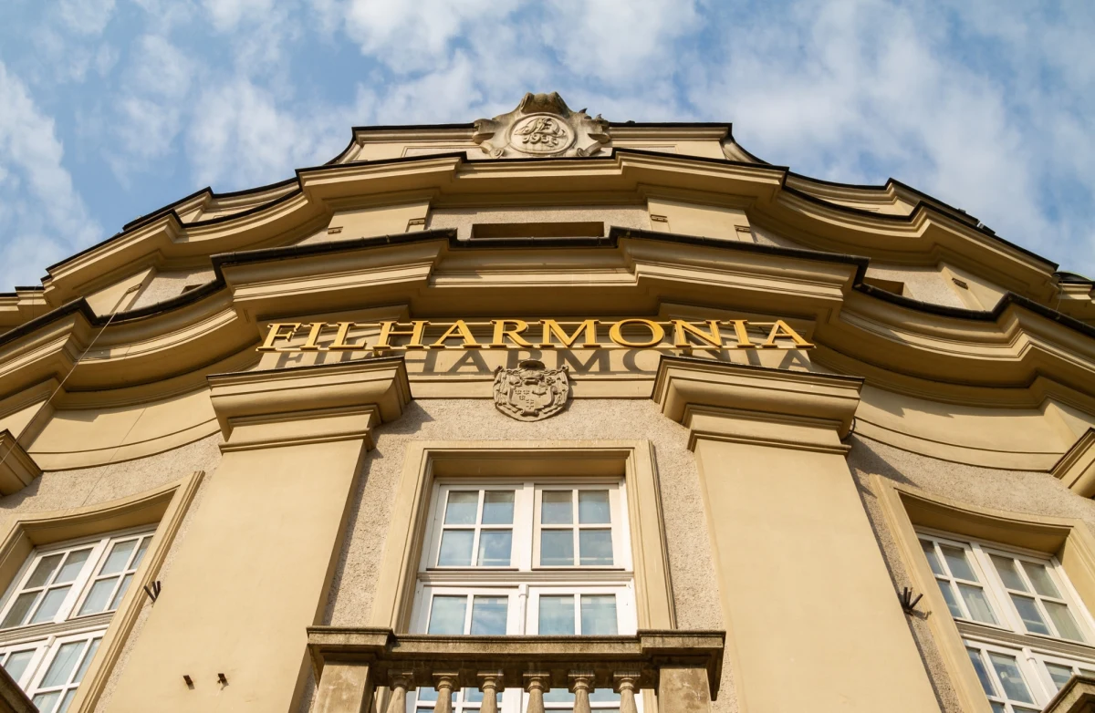 Wyłoniono pięć projektów, które przeszły do drugiego etapu międzynarodowego konkursu na nową siedzibę Filharmonii im. Karola Szymanowskiego w Krakowie. Ostateczny wybór zwycięskiej koncepcji nastąpi w marcu 2026 roku. Nowy obiekt ma stać się ważnym centrum kulturalnym i artystycznym regionu.