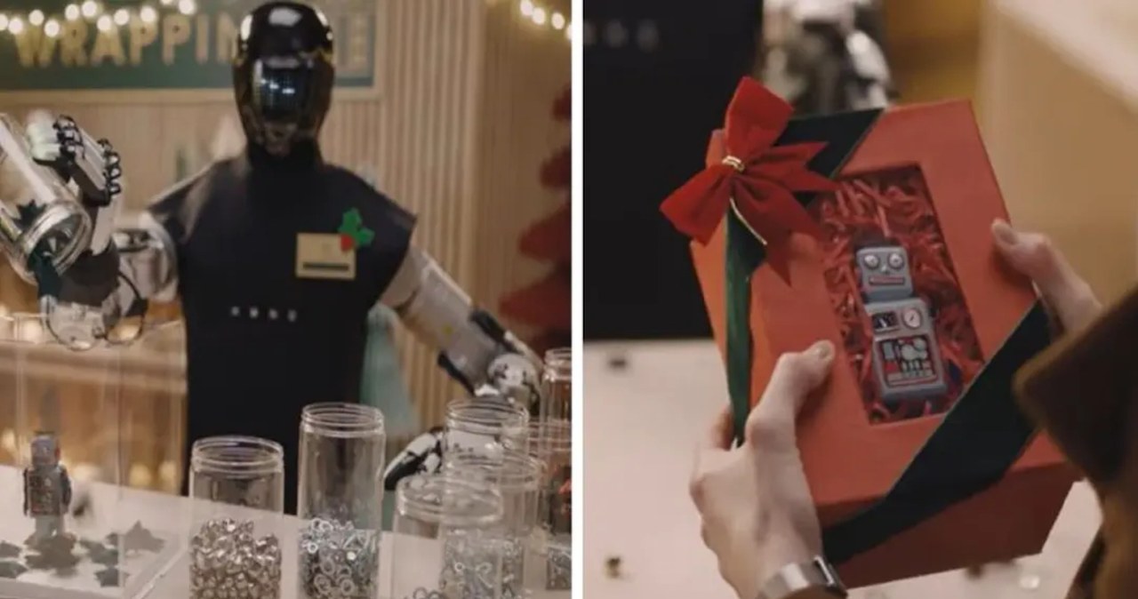 Humanoid odtwarza scenę pakowania prezentów z kultowej komedii