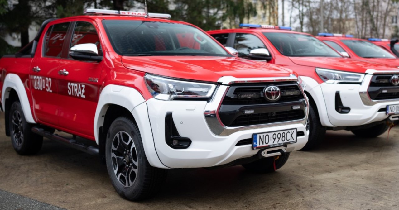 Strażacy dostali nowe Toyoty Hilux. Terenowe pick-upy rozpoczęły służbę