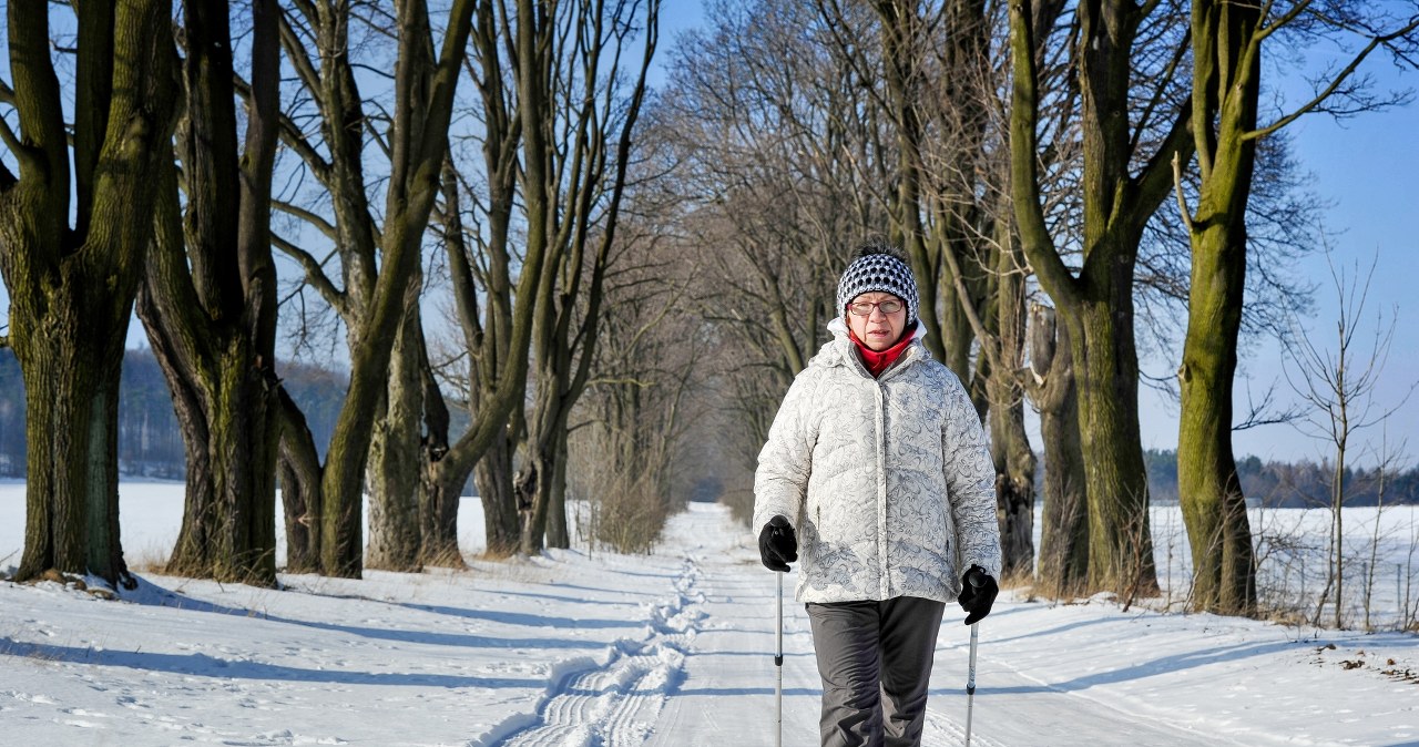 Tyle kalorii spalisz spacerując, a tyle biegając. Postaw na aktywność po świętach