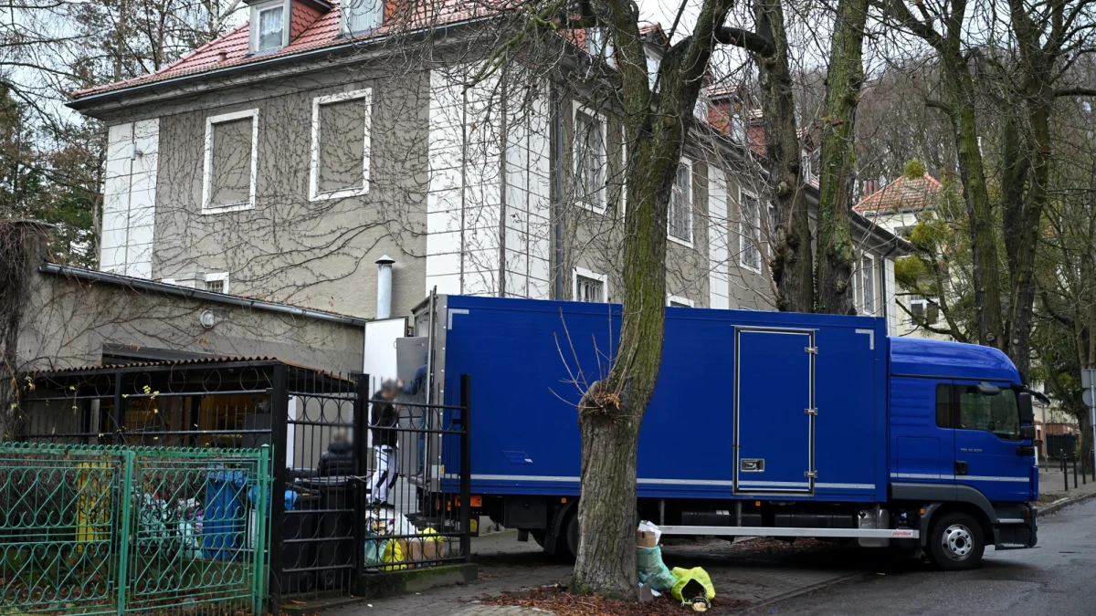 Polski rząd nie będzie prowadził przymusowej eksmisji Rosjan z ich byłego konsulatu w Gdańsku - ustalił dziennikarz RMF FM Krzysztof Berenda. Po aktach dywersji na polskiej kolei Ministerstwo Spraw Zagranicznych zamknęło rosyjską placówkę w Gdańsku. Rosjanie mają się wyprowadzić do końca dnia we wtorek, jednak odmawiają. Ambasada Federacji Rosyjskiej w piśmie do gdańskiego magistratu poinformowała bowiem, że w dotychczasowym konsulacie Rosji „będzie przebywał pracownik administracyjno-techniczny ambasady”.