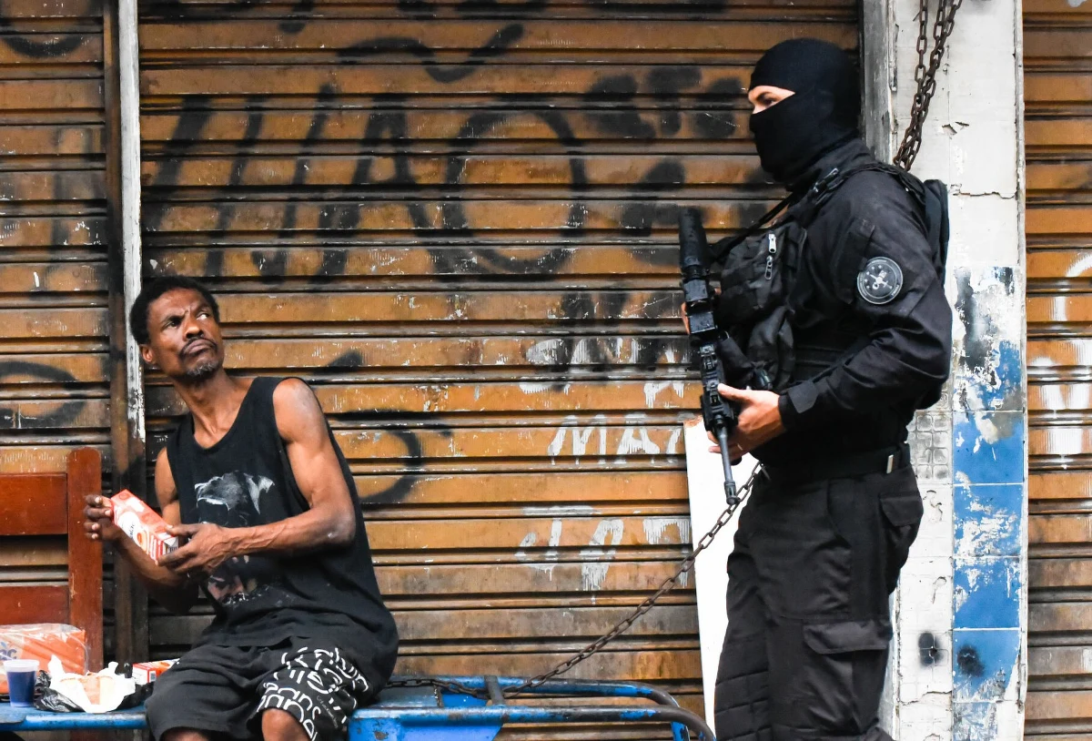 Władze miejskie Rio de Janeiro ogłosiły plan odzyskania kontroli nad dzielnicami, które od lat znajdują się pod wpływem zorganizowanych grup przestępczych. Według najnowszych badań, aż 4 miliony mieszkańców byłej stolicy Brazylii – czyli niemal 35 procent populacji miasta – żyje na terenach zarządzanych przez gangi.