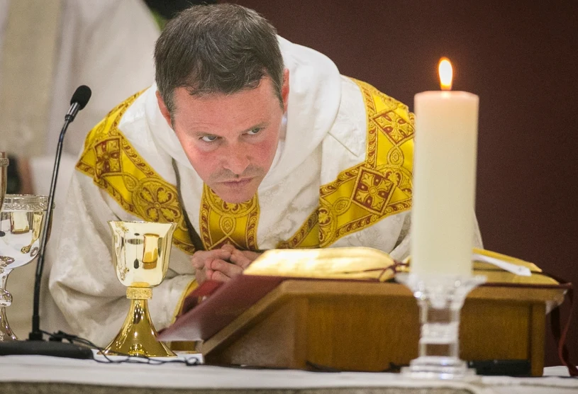 Stanął na ołtarzu, a wierni aż nie dowierzali. Tak, to naprawdę on