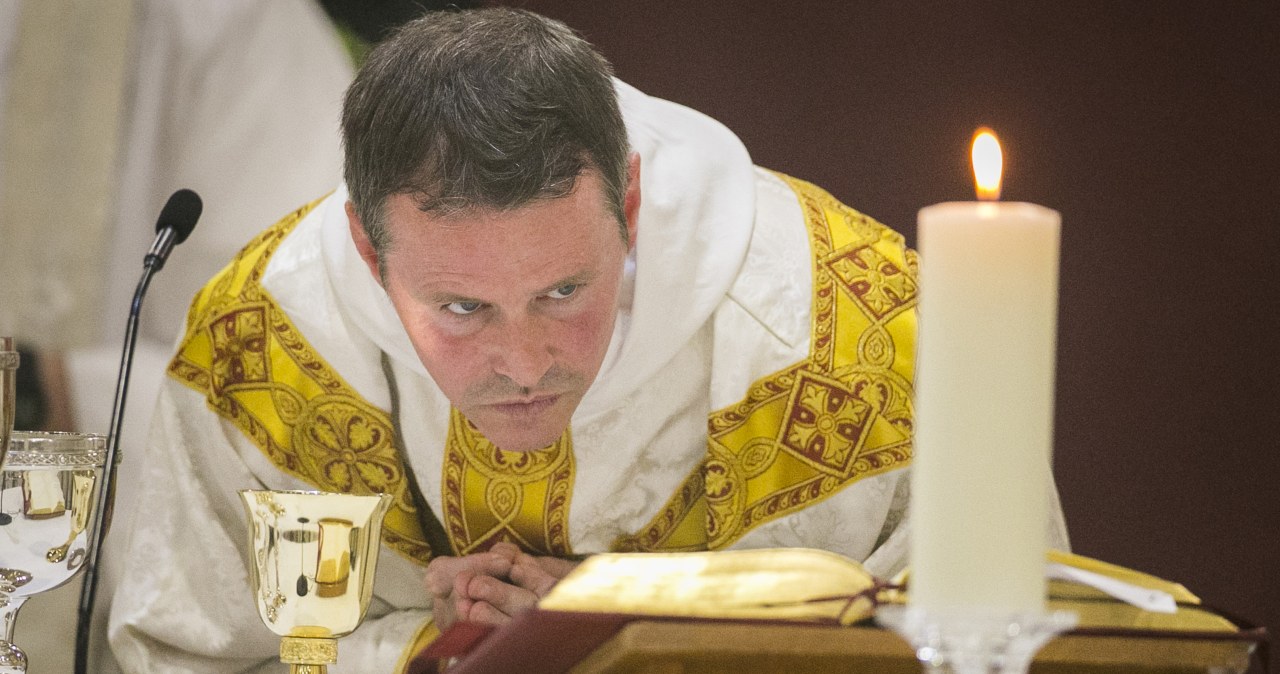 Stanął na ołtarzu, a wierni aż nie dowierzali. Tak, to naprawdę on