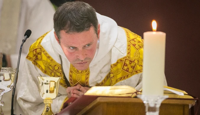 Stanął na ołtarzu, a wierni aż nie dowierzali. Tak, to naprawdę on