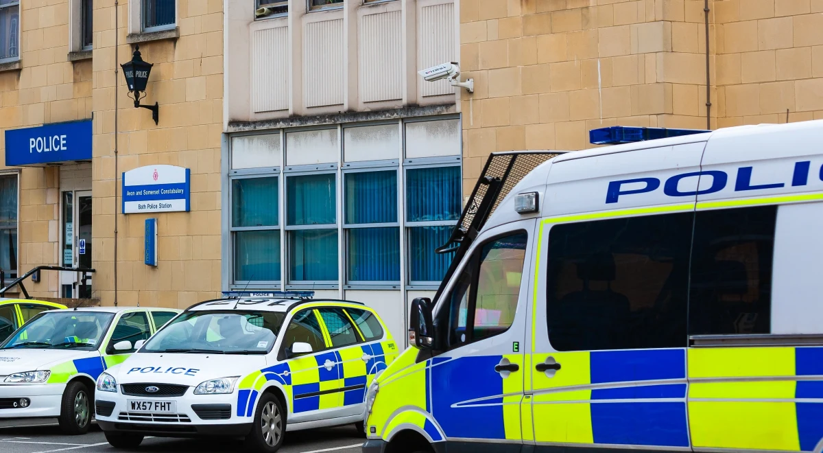 Przed sądem w angielskim Swindon stanął mężczyzna oskarżony o 56 przestępstw seksualnych, w tym wielokrotny gwałt na własnej żonie. Przestępstwa miały trwać przez 13 lat. Przed sąd wezwano także pięciu innych mężczyzn w wieku od 31 do 61 lat, głównie mieszkańców Swindon. Są oni oskarżeni o przestępstwa seksualne wobec tej samej kobiety w tym gwałt, molestowanie i napaść.