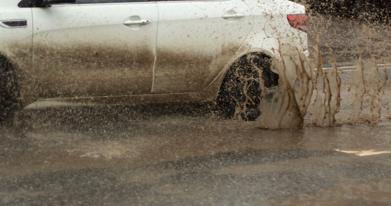 Kurtka doszczętnie zniszczona, bo ochlapał cię samochód? Oto twoje prawa