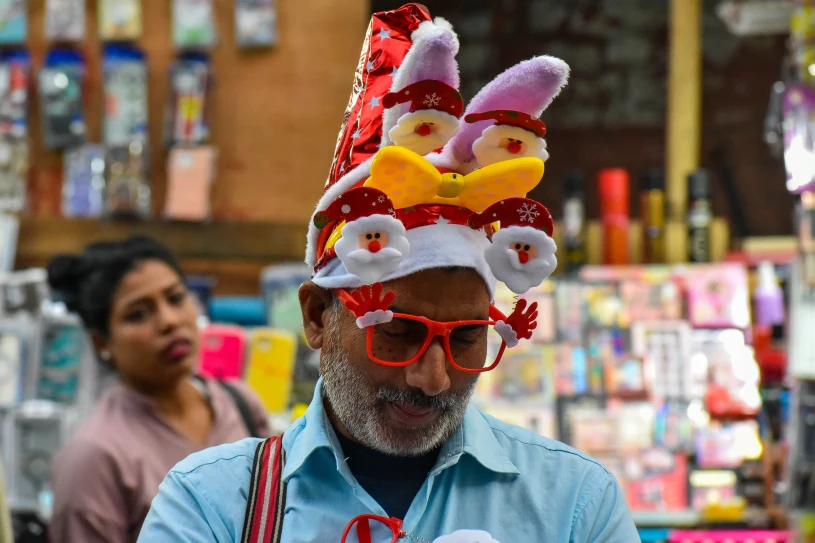 Te indyjskie przeróbki świątecznych hitów podbiły sieć! Kto za tym stoi?