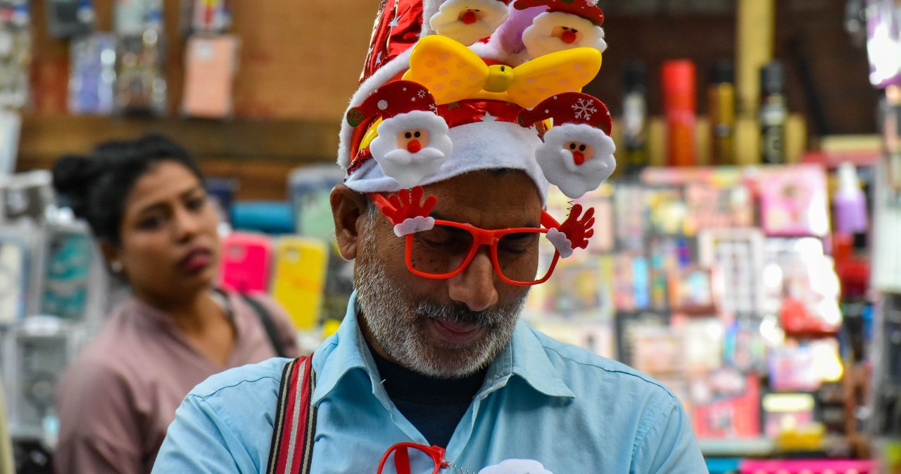 Te indyjskie przeróbki świątecznych hitów podbiły sieć! Kto za tym stoi?