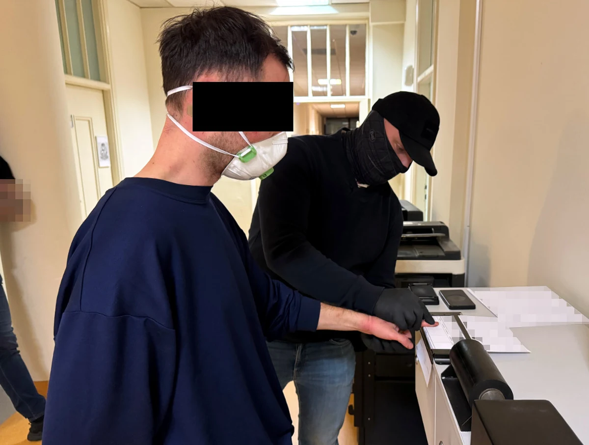 Warszawska prokuratura postawiła zarzut usiłowania zabójstwa 9-latka Ukraińcowi, który porwał dziecko w niedzielę po południu - dowiedział się dziennikarz RMF FM Krzysztof Zasada. Mężczyzna po kłótni z byłą partnerką uprowadził jej syna i przetrzymywał go na terenach zielonych. Dopiero po kilku godzinach policyjnych negocjacji udało się odebrać chłopca mężczyźnie. 9-latek trafił do szpitala. Jego stan początkowo był ciężki, obecnie jest stabilny.