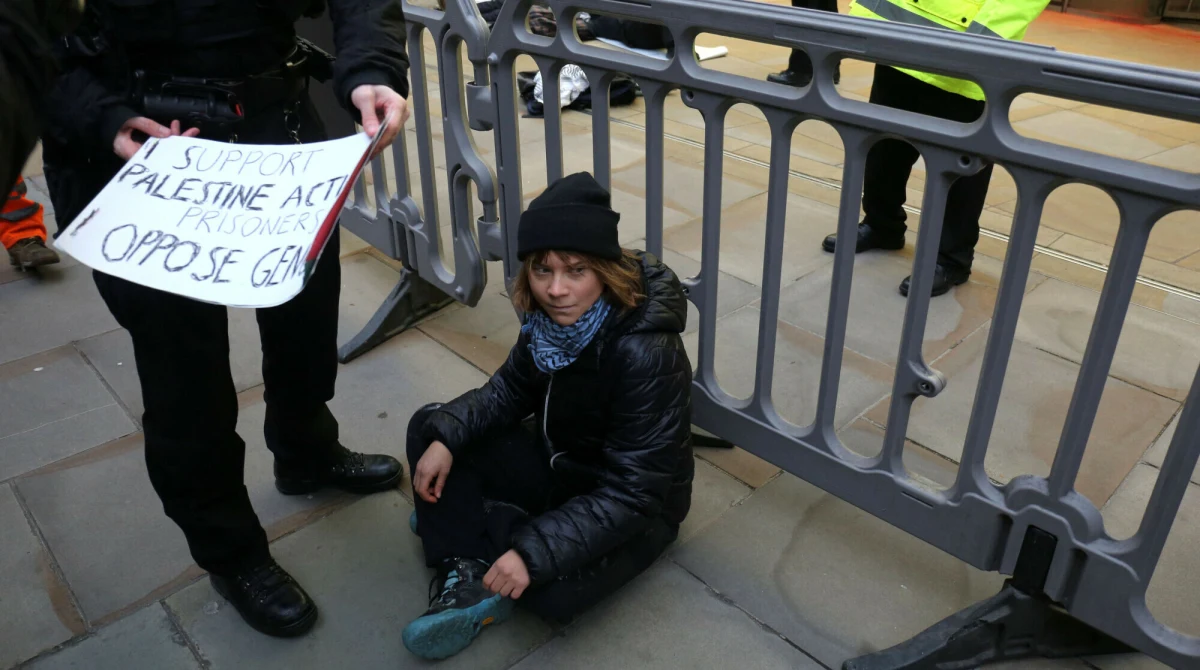Greta Thunberg zatrzymana podczas protestu w Londynie. Szwedzka aktywistka została aresztowana przez policję, gdy manifestowała solidarność z członkami zdelegalizowanej grupy Palestine Action, prowadzącymi strajk głodowy. Kobieta naruszyła przepisy antyterrorystyczne, trzymając transparent z hasłem popierającym organizację.