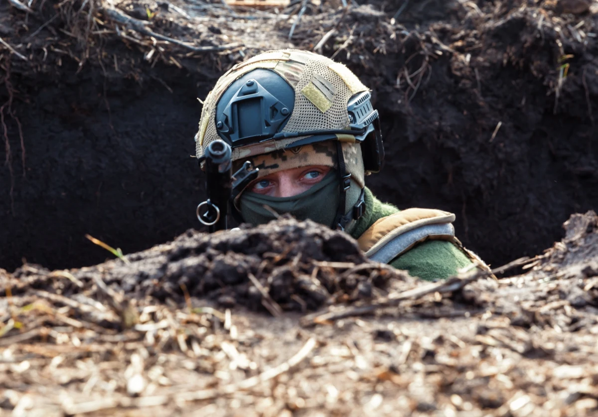 W rosyjskiej armii służą m.in. młodzi obywatele Afryki, którzy padli ofiarą oszustwa i zostali zmuszeni do udziału w wojnie Rosji przeciwko Ukrainie. "Czasami nawet przez tydzień nie ma co jeść i pić. Tato, chcę wrócić do domu. Proszę, porozmawiaj z kimś" - taką rozpaczliwą wiadomość otrzymał ojciec jednego z młodych mężczyzn walczących po rosyjskiej stronie. O sprawie donosi agencja Reuters.