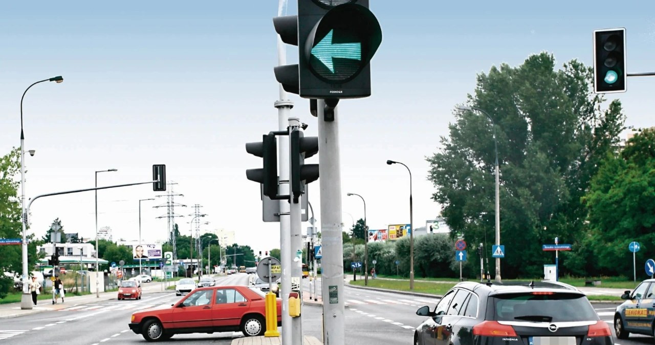 Pomimo zielonej strzałki nie wolno ci zawrócić. Przepisy są jasne