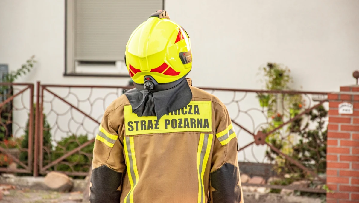 Tragiczny pożar mieszkania w domu wielorodzinnym w podpoznańskich Komornikach. Nie żyją dwie osoby - mężczyzna i kobieta.