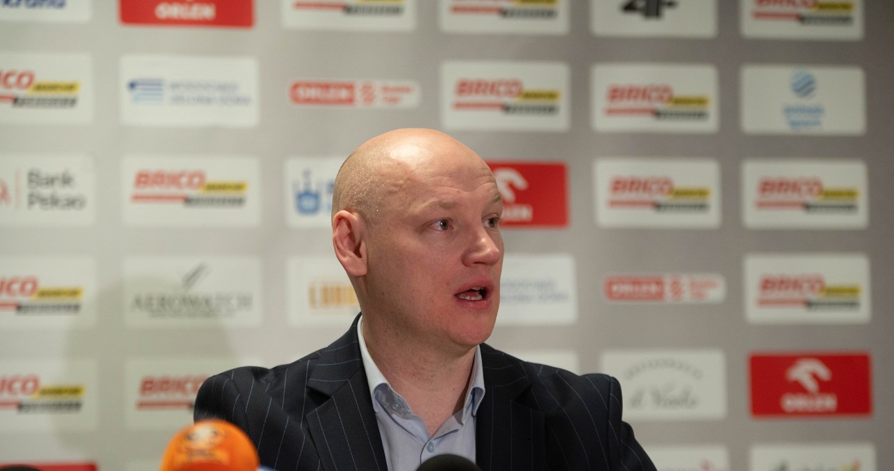 Kuriozalna sytuacja. Zwolniony trener dalej pracuje!