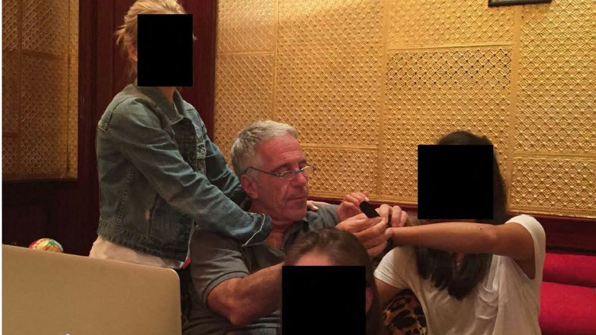 Kolejne 30 tys. stron akt Epsteina ujawnione. Są wzmianki o Trumpie