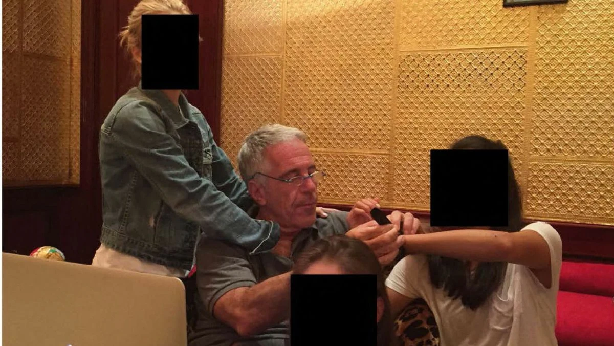 Departament Sprawiedliwości Stanów Zjednoczonych opublikował kolejną, ogromną partię dokumentów związanych z głośną sprawą Jeffreya Epsteina - finansisty i przestępcy seksualnego. Wśród niemal 30 tysięcy stron znalazły się również wzmianki o prezydencie USA Donaldzie Trumpie.