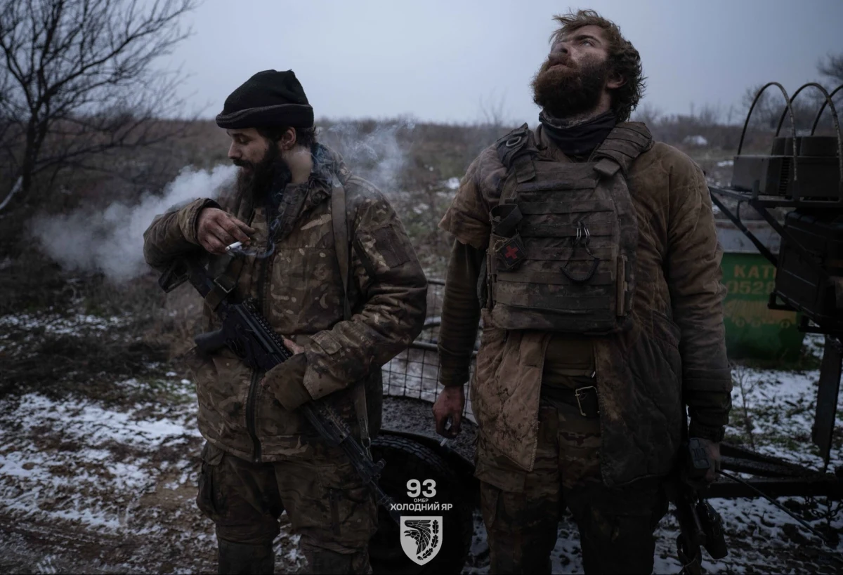 Dwóch żołnierzy z ukraińskiej 93 Brygady Zmechanizowanej "Chołodnyj Jar" przez 130 dni "trzymało" pozycje w pobliżu Konstantynówki w obwodzie donieckim, odpierając ataki sił rosyjskich. Teraz, po ponad czterech miesiącach na linii frontu, wrócili na tyły ukraińskiej armii. Wraz z nimi ewakuowany został rosyjski jeniec, który pomagał w budowie umocnień.