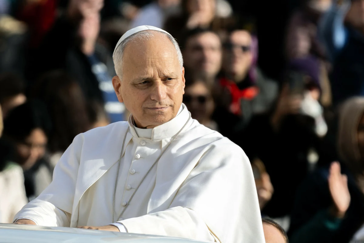 Na dwa dni przed Bożym Narodzeniem papież Leon XIV wystosował dramatyczny apel do całego świata, wzywając do 24-godzinnego rozejmu na Ukrainie oraz we wszystkich miejscach ogarniętych konfliktami. Podczas spotkania z dziennikarzami w podrzymskiej rezydencji w Castel Gandolfo, tuż przed powrotem do Watykanu, papież nie krył swojego głębokiego smutku z powodu odrzucenia tej inicjatywy przez Rosję.