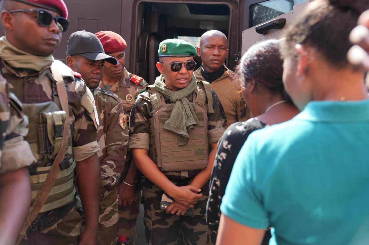 Rosja wysłała na Madagaskar swoich żołnierzy oraz broń, w tym wyrzutnie rakiet. Po zamachu stanu, który w październiku wyniósł do władzy pułkownika Michaela Randrianirinę, ten afrykański kraj sprzymierzył się z Rosją, która stara się rozszerzać swoją obecność w tym rejonie świata. Od 2015 r. Rosja zawarła umowy o współpracy wojskowej z 21 krajami Afryki.