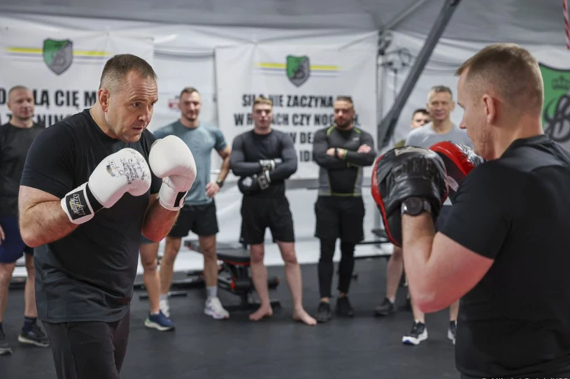 Nawrocki założył bokserskie rękawice. Odwiedził żołnierzy na granicy