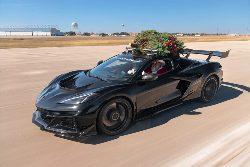 Hennessey znowu to zrobił. Pobili rekord prędkości z choinką na dachu