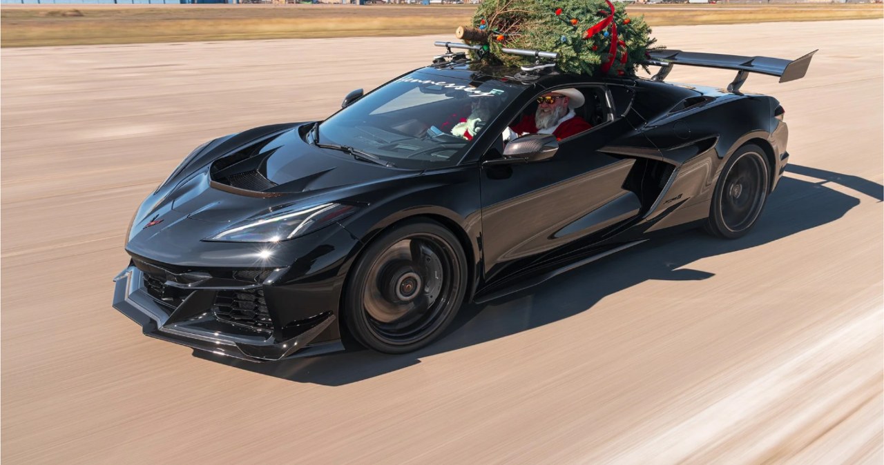 Hennessey znowu to zrobił. Pobili rekord prędkości z choinką na dachu