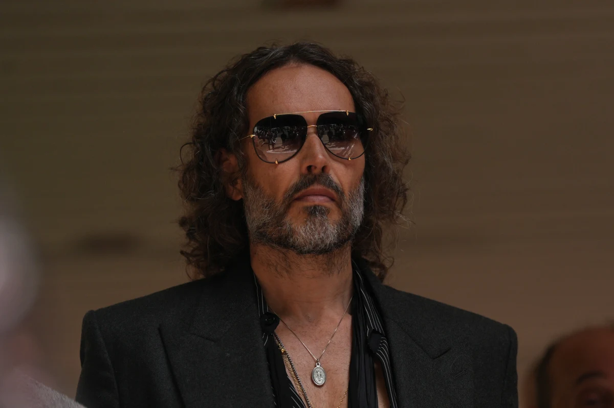 Brytyjska policja poinformowała, że Russell Brand, znany komik i aktor, usłyszał kolejne dwa zarzuty dotyczące przestępstw seksualnych. Nowe oskarżenia dotyczą dwóch kobiet i dołączają do wcześniejszych spraw, które sięgają ponad dwóch dekad wstecz.