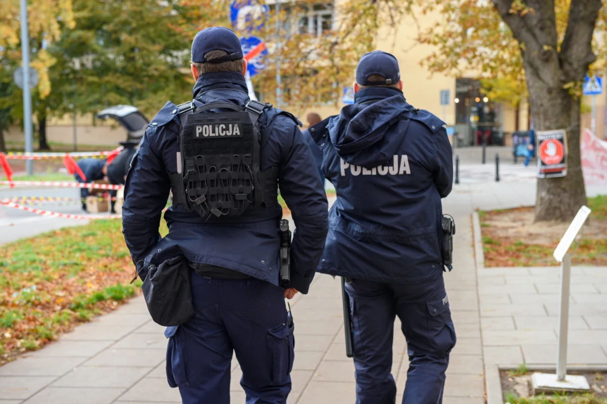 Policjanci z Gdańska prowadzą intensywne poszukiwania 82-letniego Andrzeja Wiatroszaka, który zaginął w Wigilię. Mężczyzna wyszedł w południe z domu przy ul. Korsarzy i do tej pory nie nawiązał kontaktu z rodziną. Służby apelują do wszystkich osób, które mogą mieć informacje na temat jego miejsca pobytu, o pilny kontakt.
