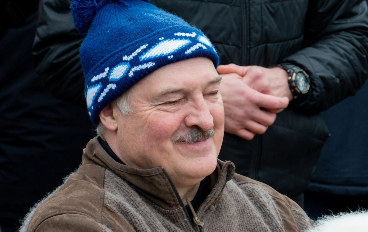 ​Stany Zjednoczone rozpoczęły proces łagodzenia sankcji wobec Białorusi, licząc na to, że taki gest może skłonić Władimira Putina do współpracy w sprawie zakończenia wojny w Ukrainie. W tle tych działań pojawiają się nieoficjalne, zakrapiane wódką rozmowy, osobiste relacje i niecodzienne kulisy dyplomacji.