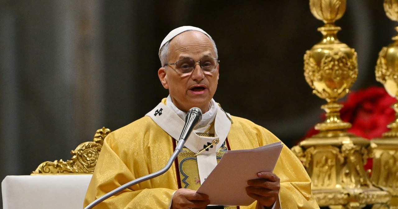 Wierni mokli na placu św. Piotra. Papież wyszedł do nich przed pasterką