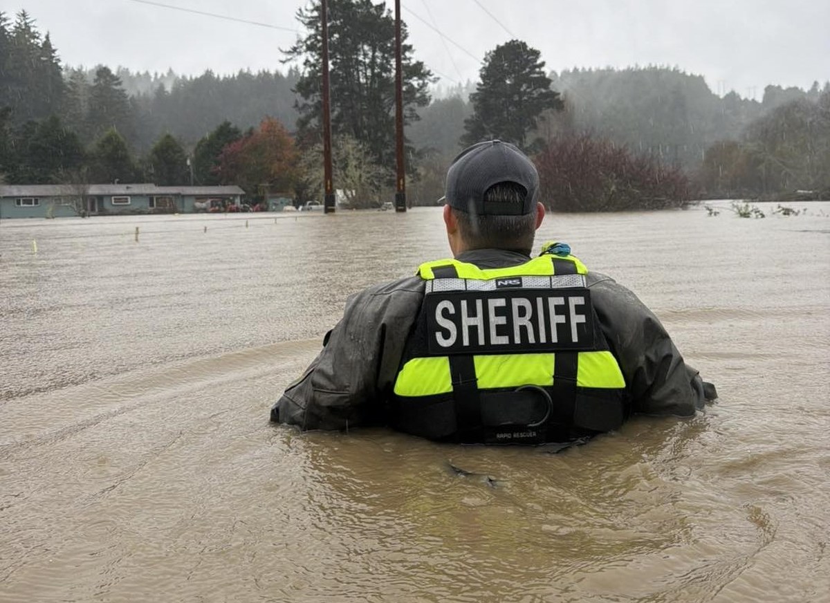 Ludzie uwięzieni w samochodach, drogi zawalone błotem. Stan wyjątkowy w hrabstwie Los Angeles