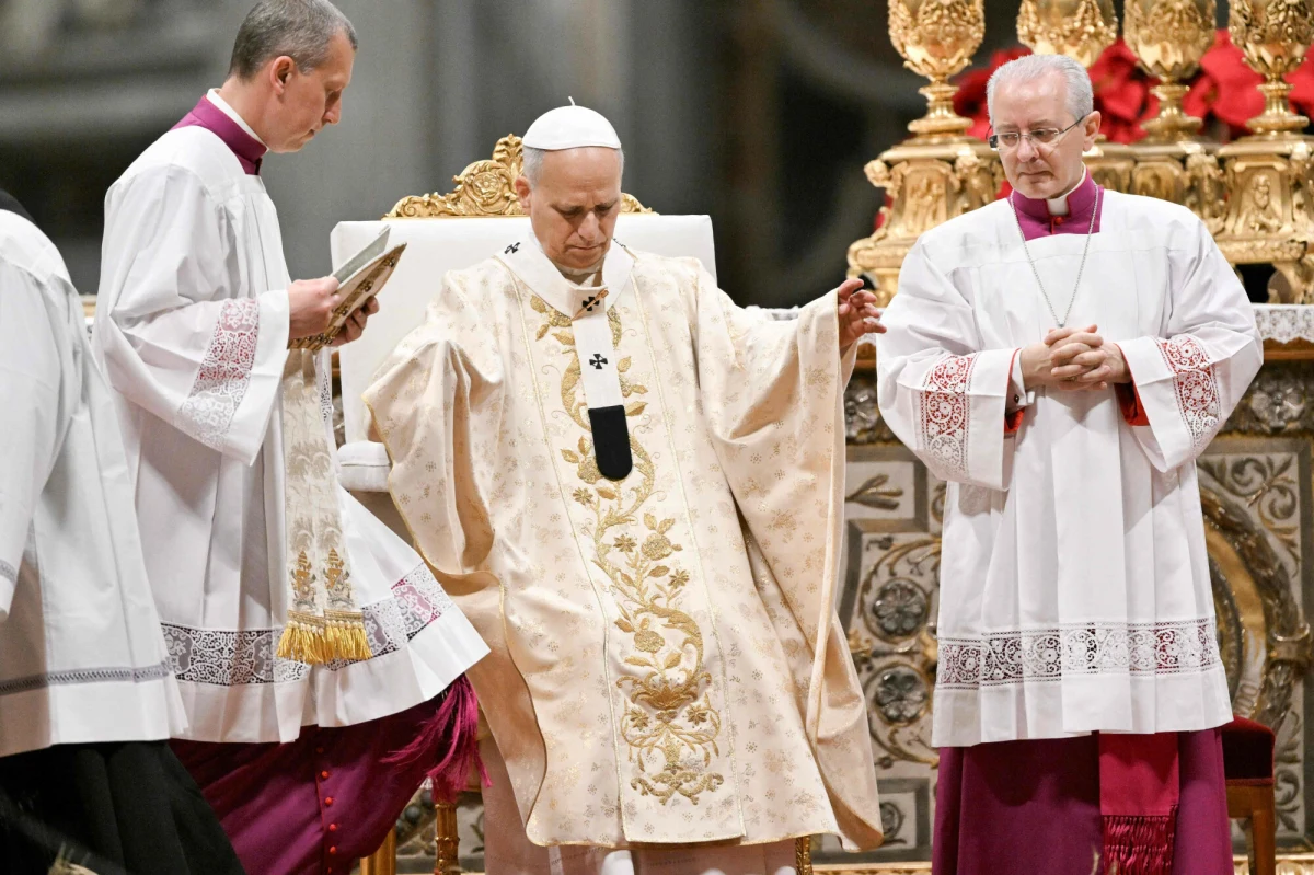 "Bóg rozbił swój kruchy namiot pośród ludzi świata. Jak więc możemy nie myśleć o namiotach w Strefie Gazy, wystawionych przez tygodnie na deszcz, wiatr i zimno?" - mówił papież Leon XIV w Boże Narodzenie. "Kruche są umysły i życie młodych ludzi zmuszonych do wzięcia broni do ręki, którzy na pierwszej linii frontu odczuwają bezsensowność
tego, czego się od nich żąda, i kłamstwa wypełniające pompatyczne przemówienia tych, którzy posyłają ich na śmierć" - dodał. Papież zaapelował też o przerwanie walk w Ukrainie. Powiedział, że modli się za "umęczony naród ukraiński". Złożył też życzenia w języku polskim.