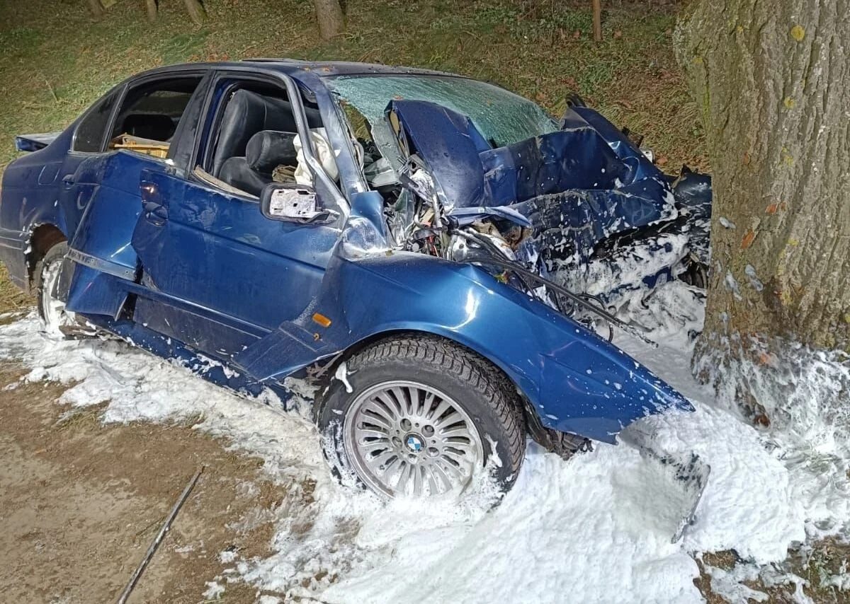 24-latek zginął na miejscu - to tragiczny bilans wypadku, do którego doszło w nocy z 24 na 25 grudnia na trasie Ryn-Sterławki Wielkie w Warmińsko-Mazurskiem. Młody kierowca bmw zjechał na przeciwległy pas i uderzył drzewo.