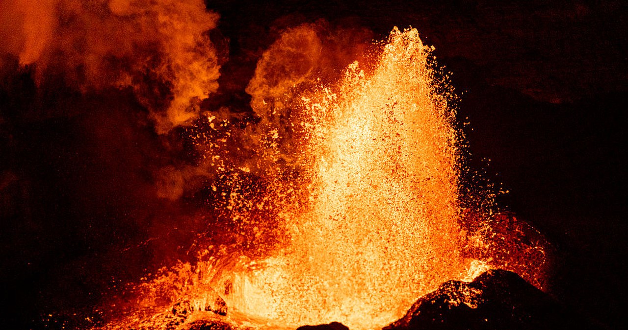 Erupcja wulkanu na święta. Słup lawy miał ponad 400 metrów