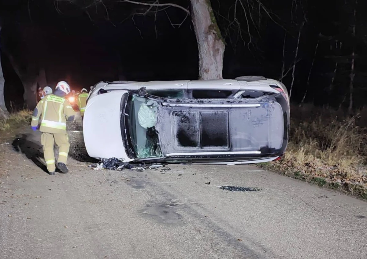 Wieczorem w pierwszy dzień świąt Bożego Narodzenia w pobliżu miejscowości Zdbice w powiecie wałeckim (woj. zachodniopomorskie) doszło do dachowania samochodu osobowego. Kierowca miał trudności z wydostaniem się z pojazdu.