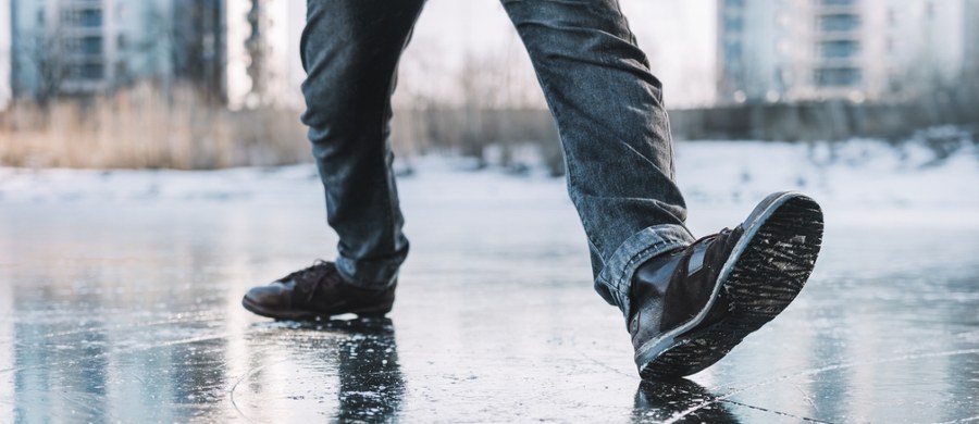 Opady marznącej mżawki powodujące gołoledź - przed tym ostrzega Instytut Meteorologii i Gospodarki Wodnej. Alerty pogodowe pierwszego stopnia wydano dla większości województw, lecz najgorsze warunki mają być w województwie podlaskim i lubelskim. Uwaga kierowcy: na drogach jest bardzo ślisko.