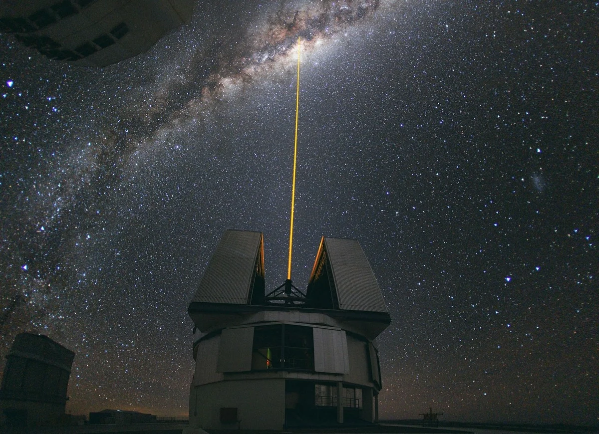 Obserwatorium Paranal na Pustyni Atakama w Chile oferuje astronomom unikatowe możliwości obserwacji astronomicznych, ale nawet po latach pracy nie przestaje zachwycać warunkami naturalnymi i poziomem technologicznym - przyznają w rozmowie z Grzegorzem Jasińskim Luca Sbordone i Angel Otarola, astronomowie Europejskiego Obserwatorium Południowego. W rozmowie na platformie szczytowej teleskopu VLT, w oczekiwaniu na zachód Słońca, mówią też o swoich nadziejach związanych z budową nowego, największego na Ziemi teleskopu optycznego ELT (Extremely Large Telescope).