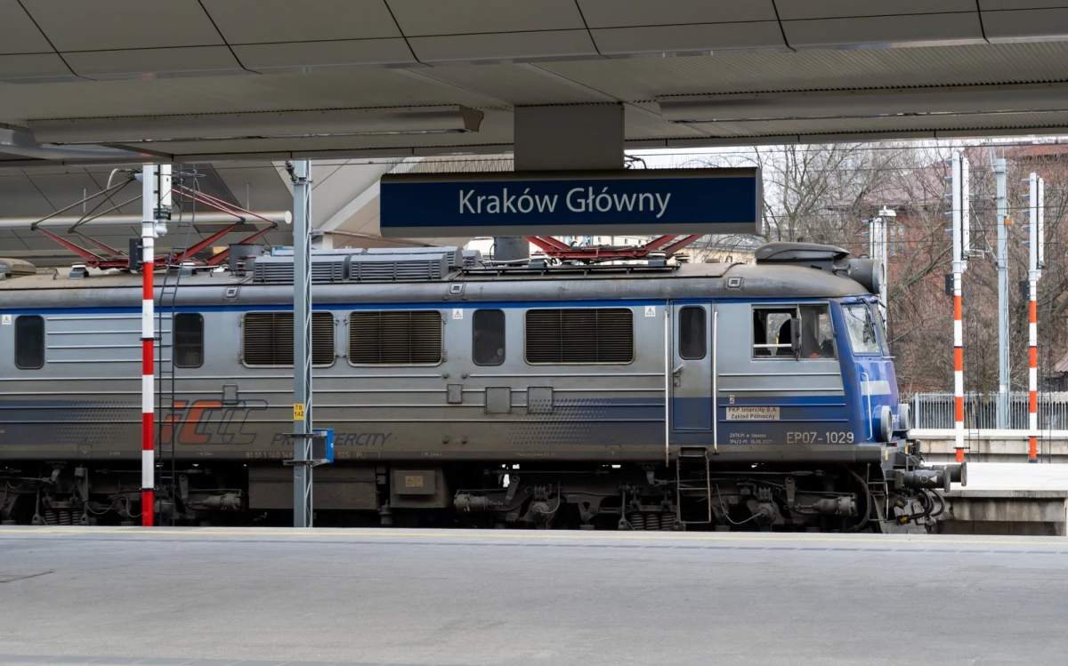 Utrudnienia czekają dziś pasażerów kolei, którzy planują podróż między Krakowem a Krynicą-Zdrojem. PKP Intercity informuje, że jest to spowodowane "problemami technicznymi". Odwołane są kursy składów Karpaty oraz Małopolska.