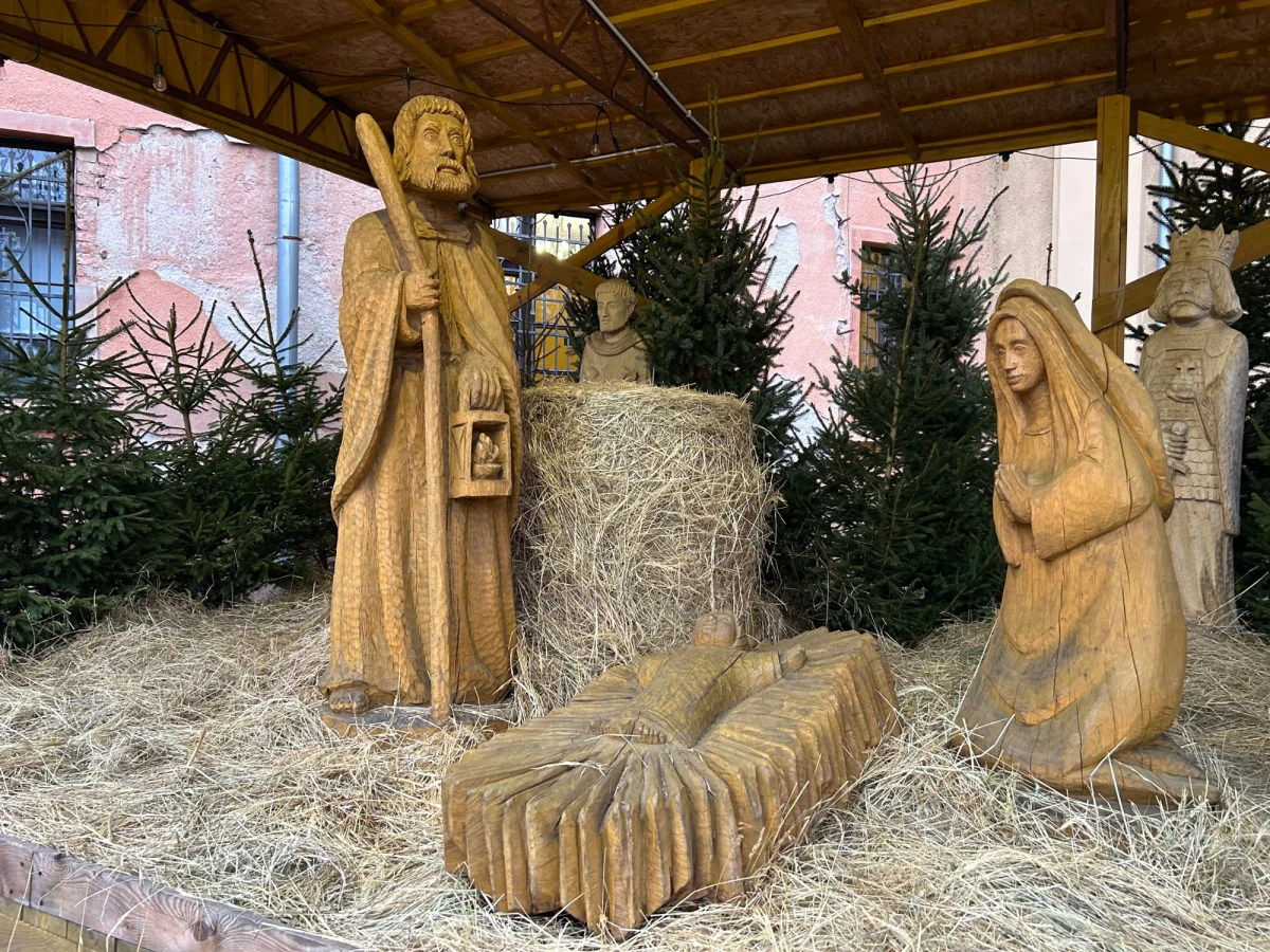 "Ona jest obliczona na długi czas powstawania. Każdego roku pojawia się tutaj jakiś nowy element, dzięki współpracy z rzeźbiarzami ludowymi" - tak o szopce bożonarodzeniowych w olsztyńskim kościele franciszkanów mówi brat Cordian Szwarc, proboszcz tamtejszej parafii Chrystusa Króla. Wśród postaci obecnych w tej instalacji jest m.in. Bolesław Chrobry, czy pasterz o twarzy św. Jakuba, patrona Olsztyna.