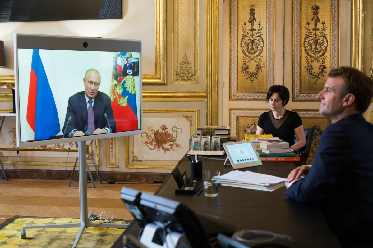 Rozmowa telefoniczna między prezydentem Francji Emmanuelem Macronem a prezydentem Rosji Władimirem Putinem nie jest obecnie planowana - poinformował w piątek Pałac Elizejski, cytowany przez agencję AFP. Francuski prezydent nie zamierza także podróżować do Moskwy.