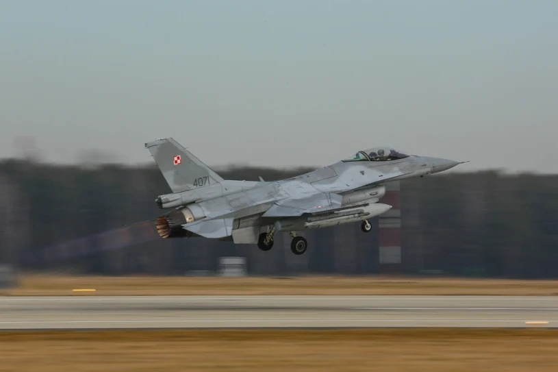 Polska poderwała myśliwce, zamknięto dwa lotniska. Wojsko wydało komunikat
