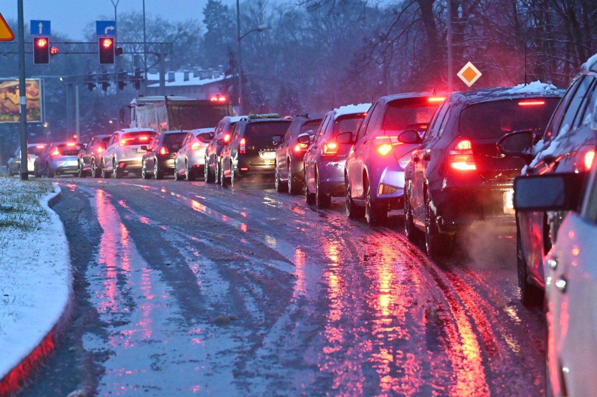IMGW wydał ostrzeżenia. Na drogach gołoledź, "szklanka", lodowisko