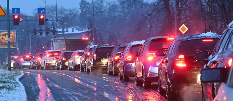 Ostrzeżenia pierwszego stopnia przed powodującymi gołoledź marznącymi opadami deszczu lub mżawki wydał Instytut Meteorologii i Gospodarki Wodnej. Na drogach jest bardzo ślisko, dlatego kierowcy powinni zachować szczególną ostrożność.