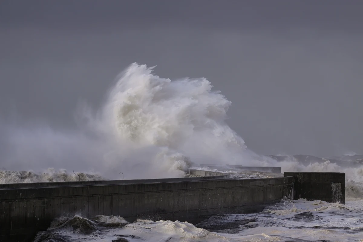 Mieszkańcy Pomorza i turyści przebywający na polskim wybrzeżu muszą przygotować się na wyjątkowo trudne warunki pogodowe. Urząd Miejski w Gdańsku poinformował w sobotę o wydaniu ostrzeżenia drugiego stopnia przed sztormem, które obejmuje wschodnią część strefy brzegowej. 