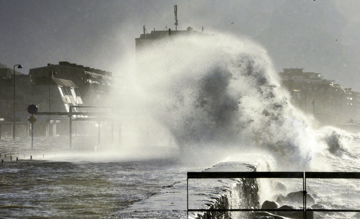 Sztorm paraliżuje Skandynawię. Wiatr zdmuchnął samochód z jezdni