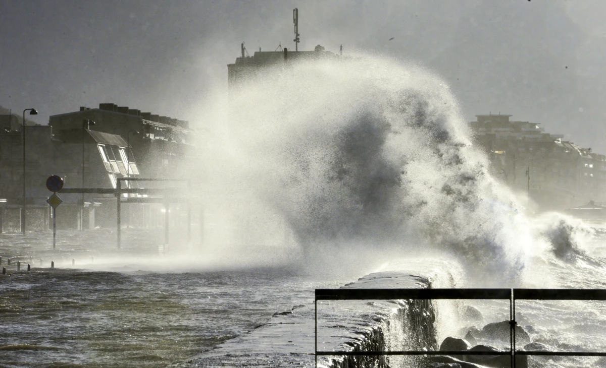 Potężny sztorm uderzył w środkową i północną Norwegię oraz środkową Szwecję. Wiatr osiągał prędkość ponad 140 km/h, a fale sięgały nawet 12 metrów wysokości. Żywioł wywołał chaos komunikacyjny i energetyczny. Sztorm nie ominie również polskiego wybrzeża – IMGW wydał ostrzeżenia II stopnia.